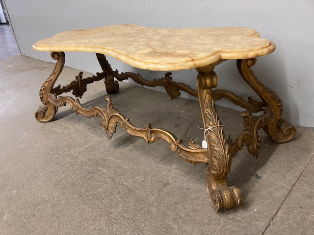 Antico tavolo basso  da salotto dorato  fine 800 con piano in onice . Mis 110 x 58 h 45 